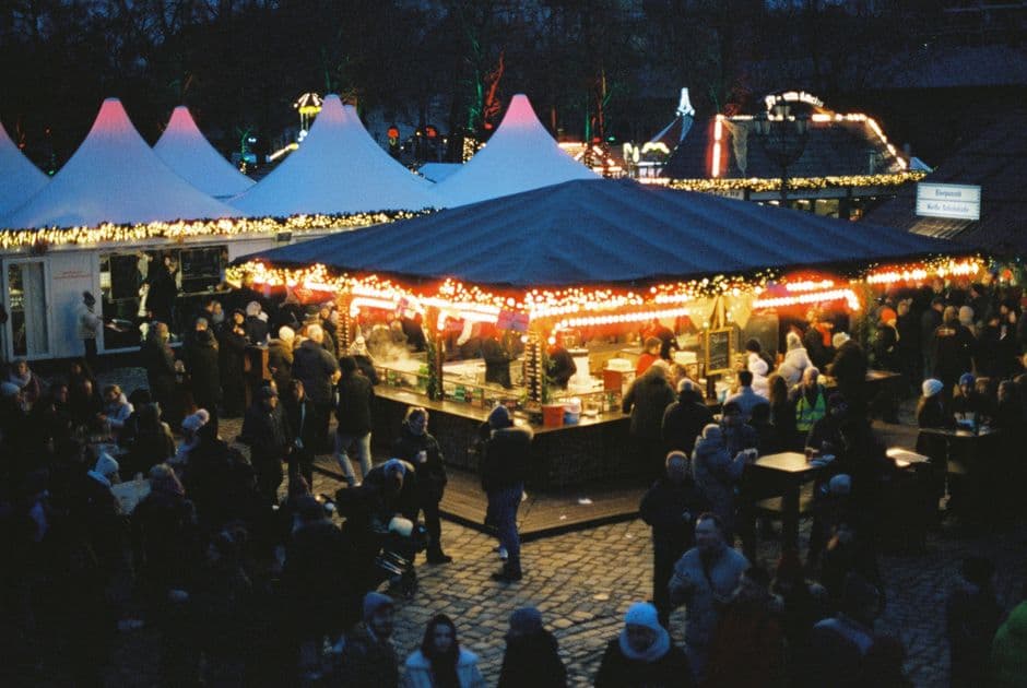 Festa: La Carica dei Babbi Natale, Tirano
